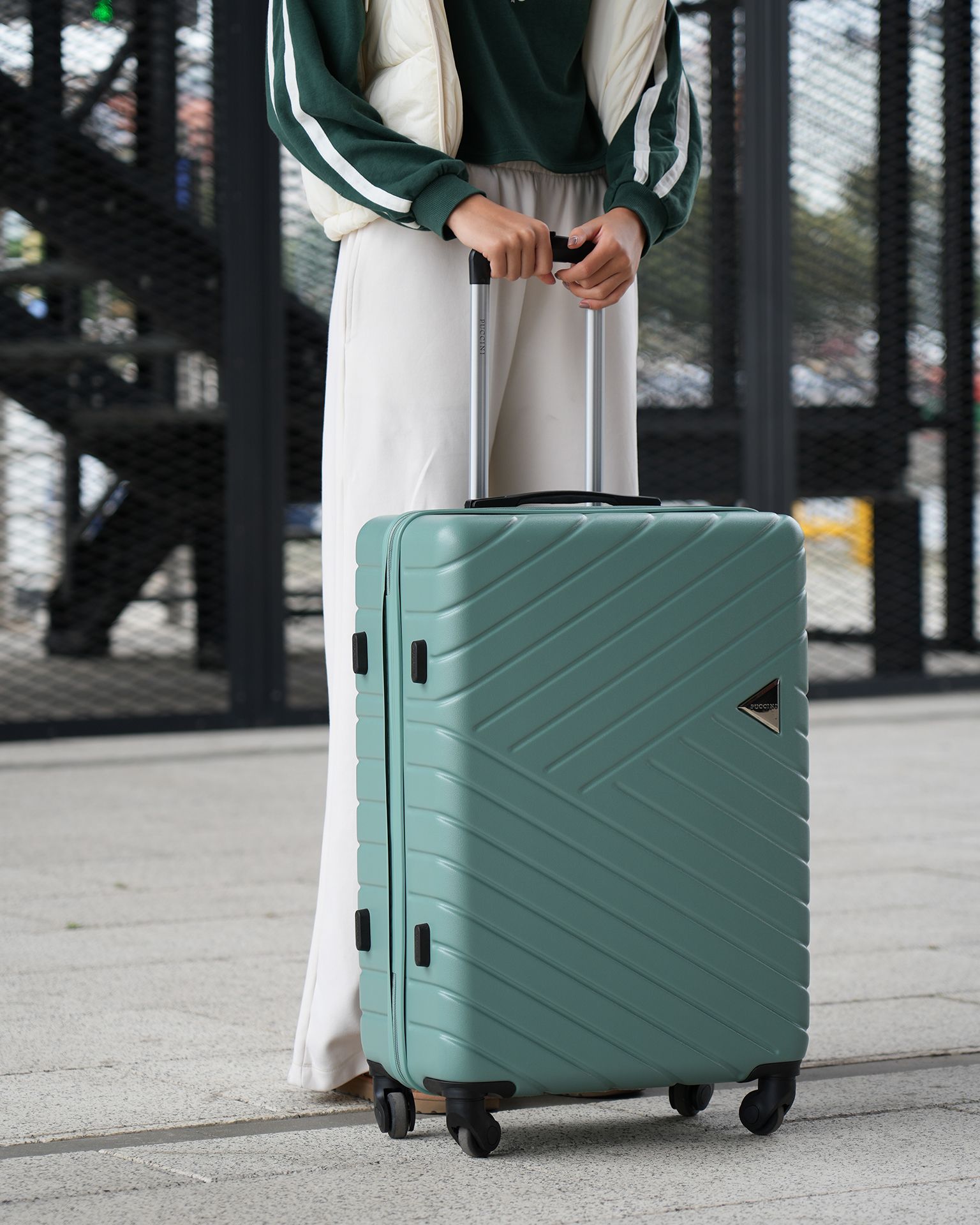 Stredný kufor na kolieskach zelený