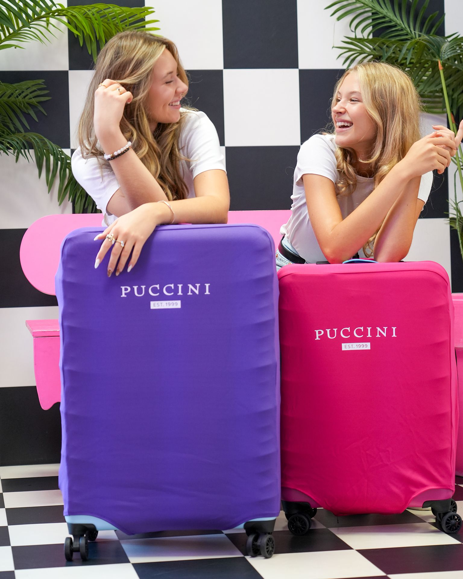 Ochranný fialový obal na stredne veľký kufor