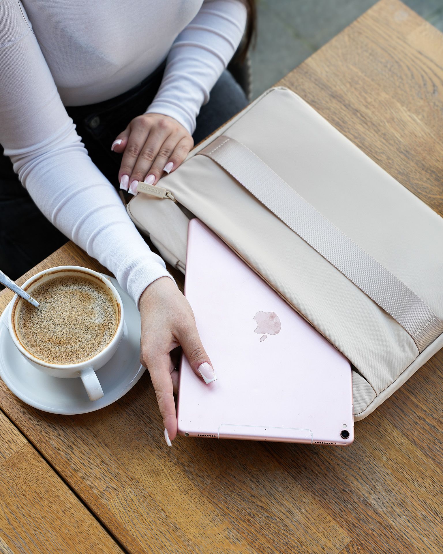 Vodotesný obal na laptop o veľkosti 14 palcov béžový