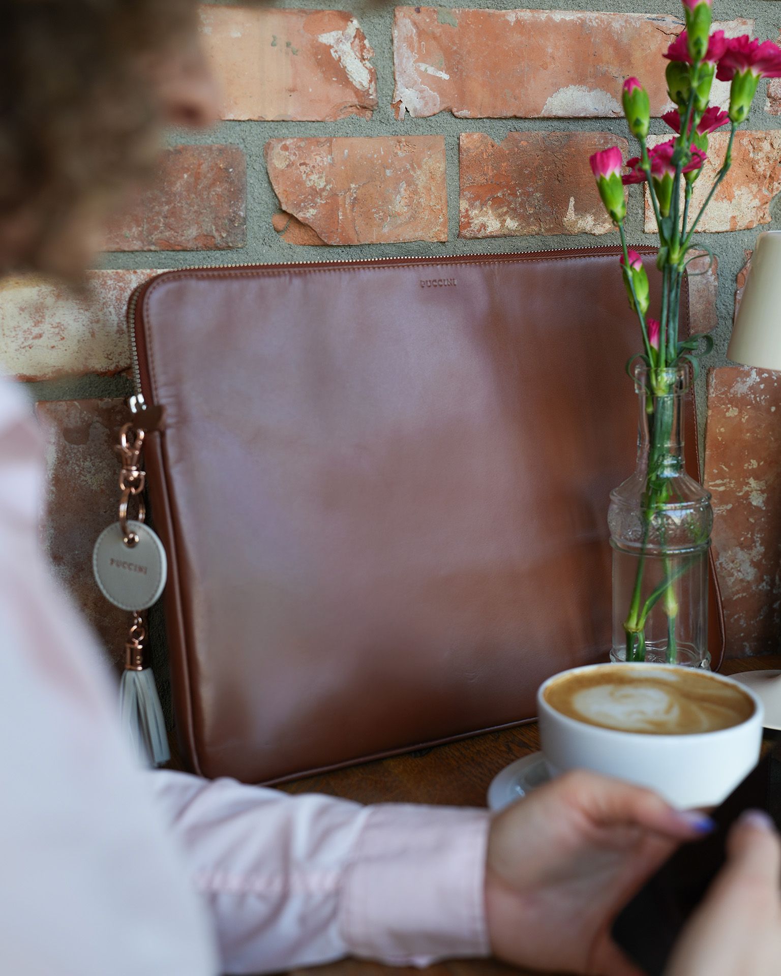 Puzdro na notebook 15 palcov kožené tmavohnedé