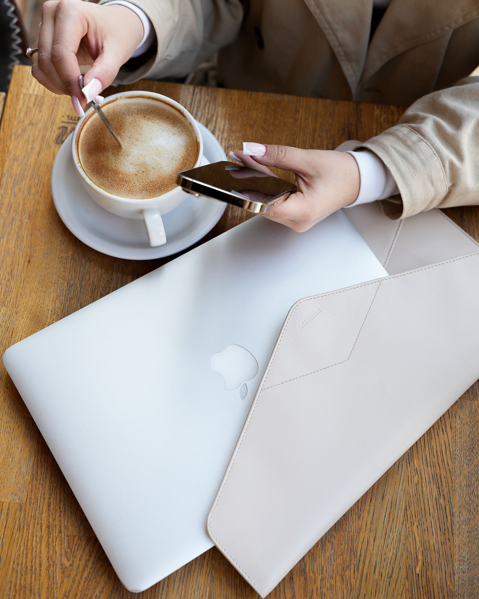 Puzdro na notebook 13 palcov z prírodnej kože v béžovej farbe