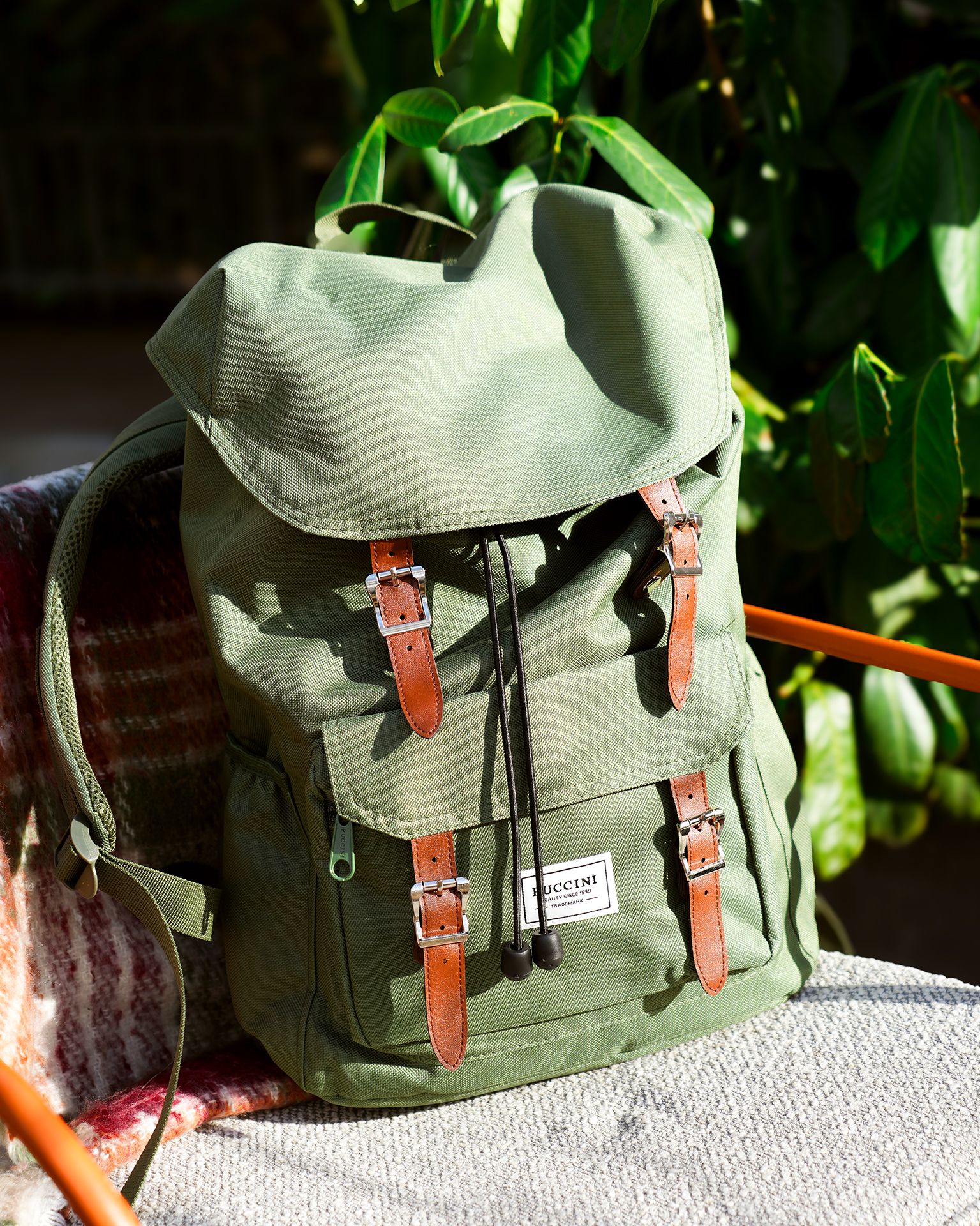 Zelený textilný batoh s vreckami