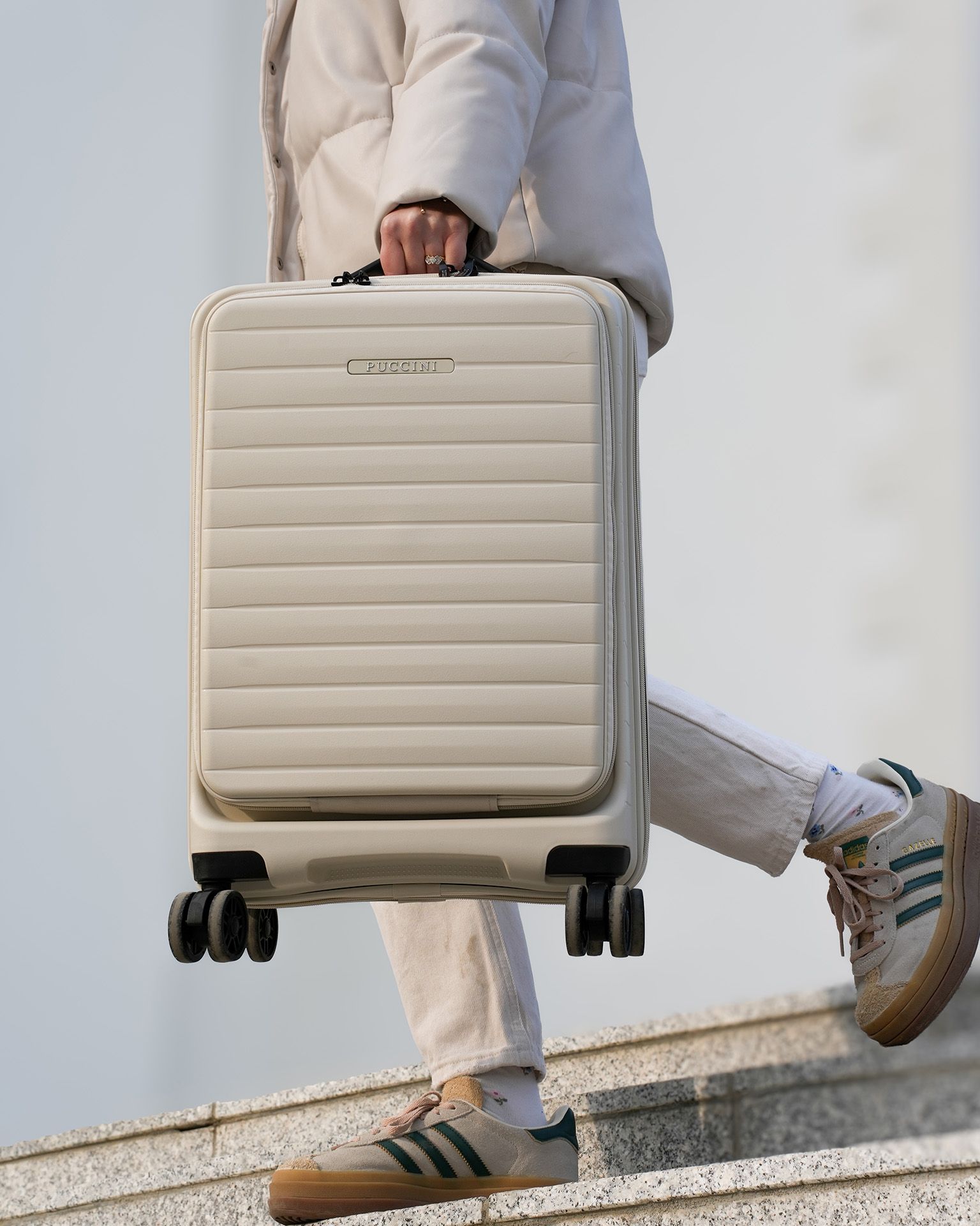 Príručný kufor s vreckom z polypropylénu v bielej farbe