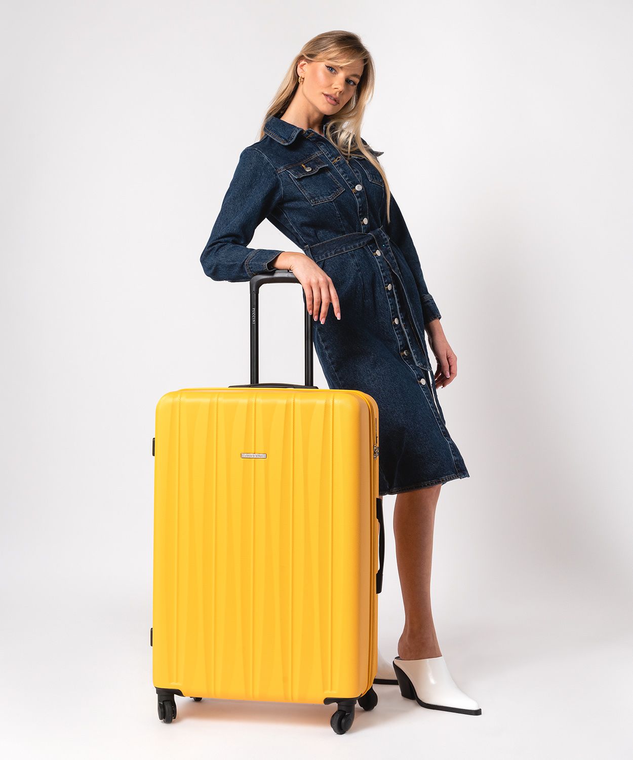 Veľký kufor s drážkami žltý