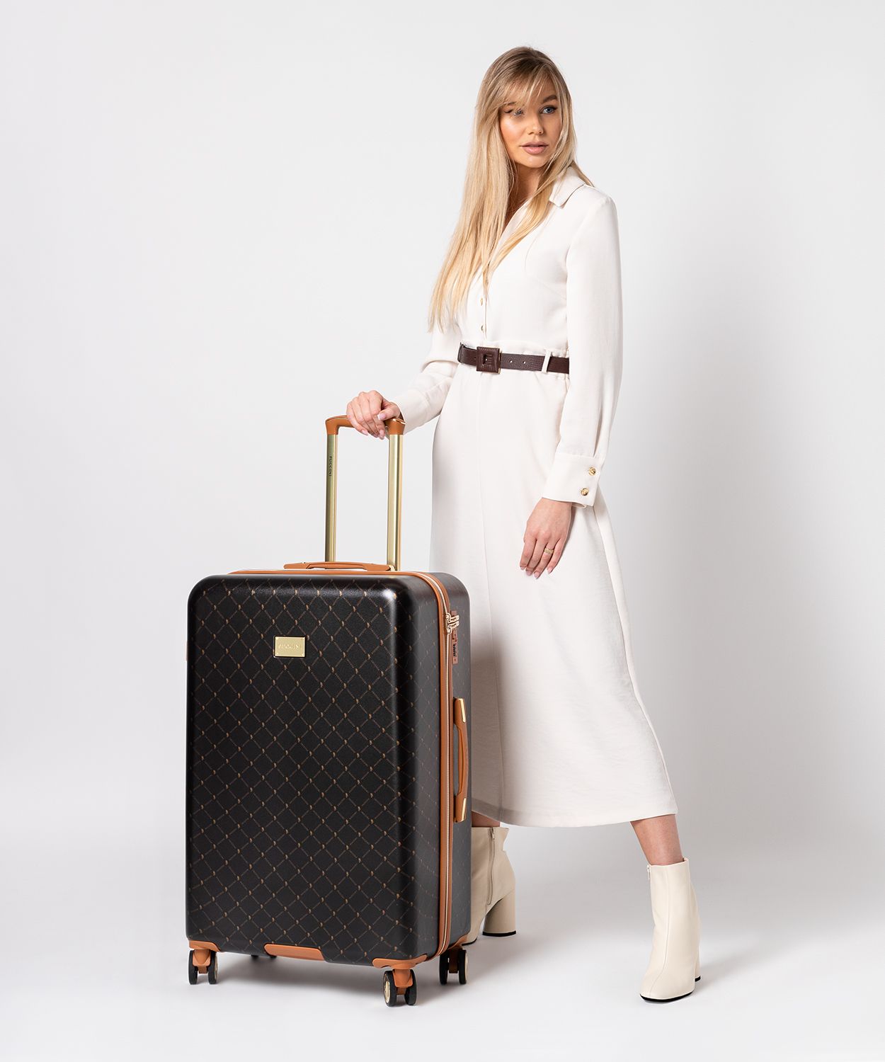 Veľký hnedý kufor s monogramom