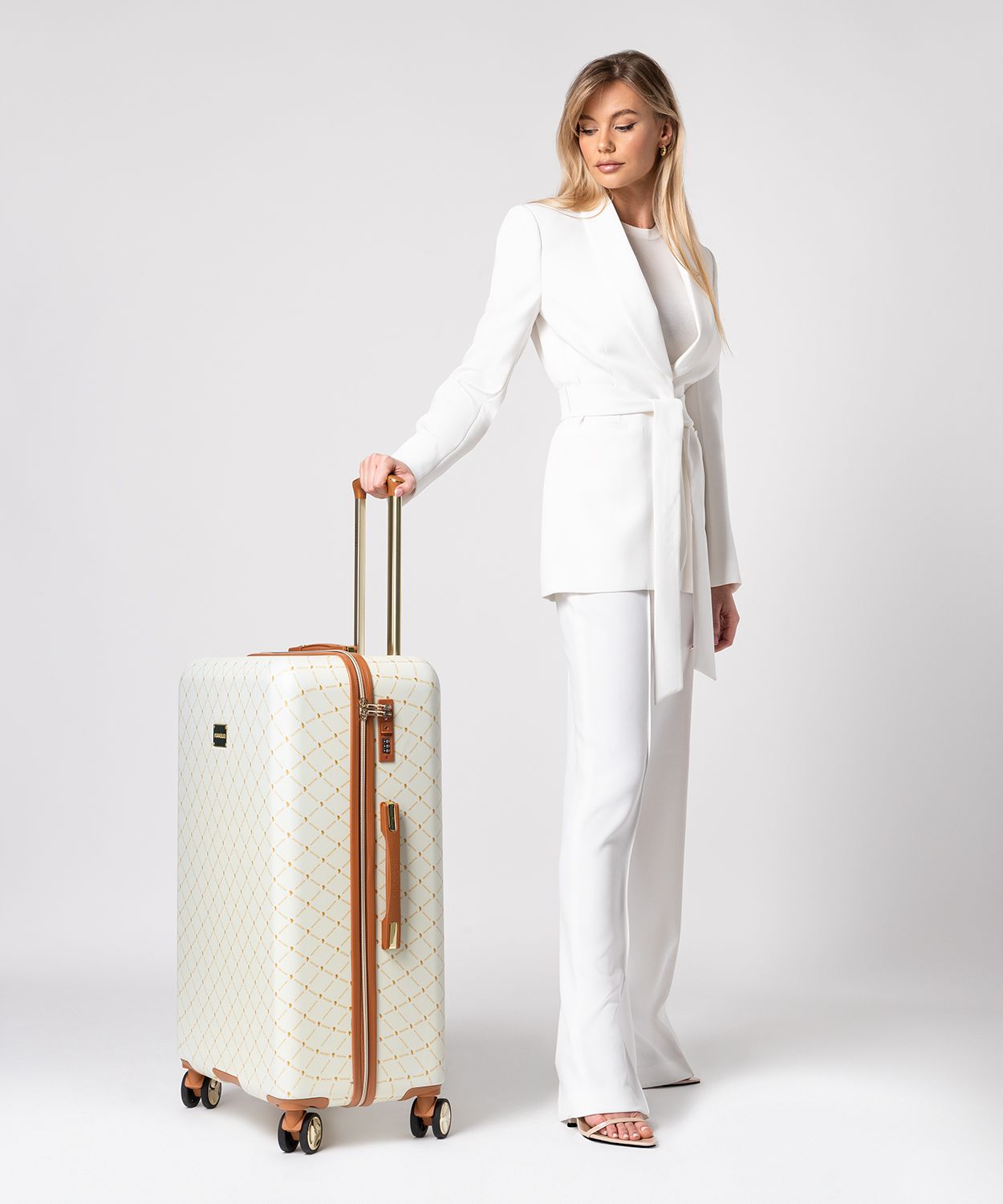 Veľký béžový kufor s monogramom