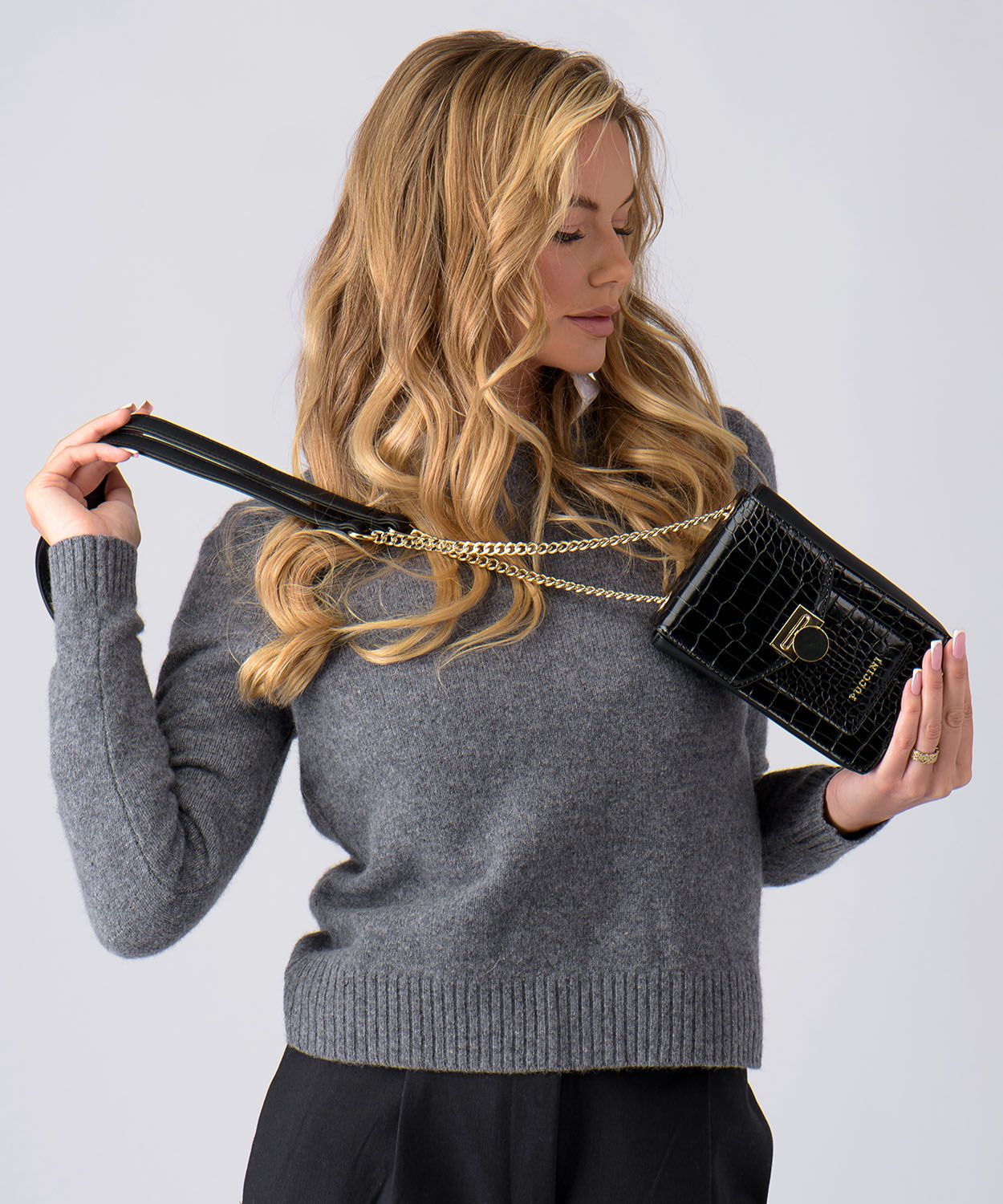 Dámska mini kabelka na retiazke čierna