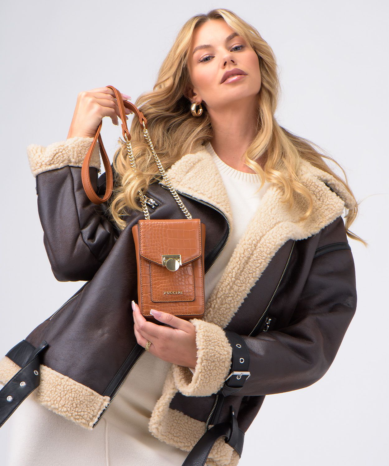 Dámska mini kabelka na retiazke hnedá