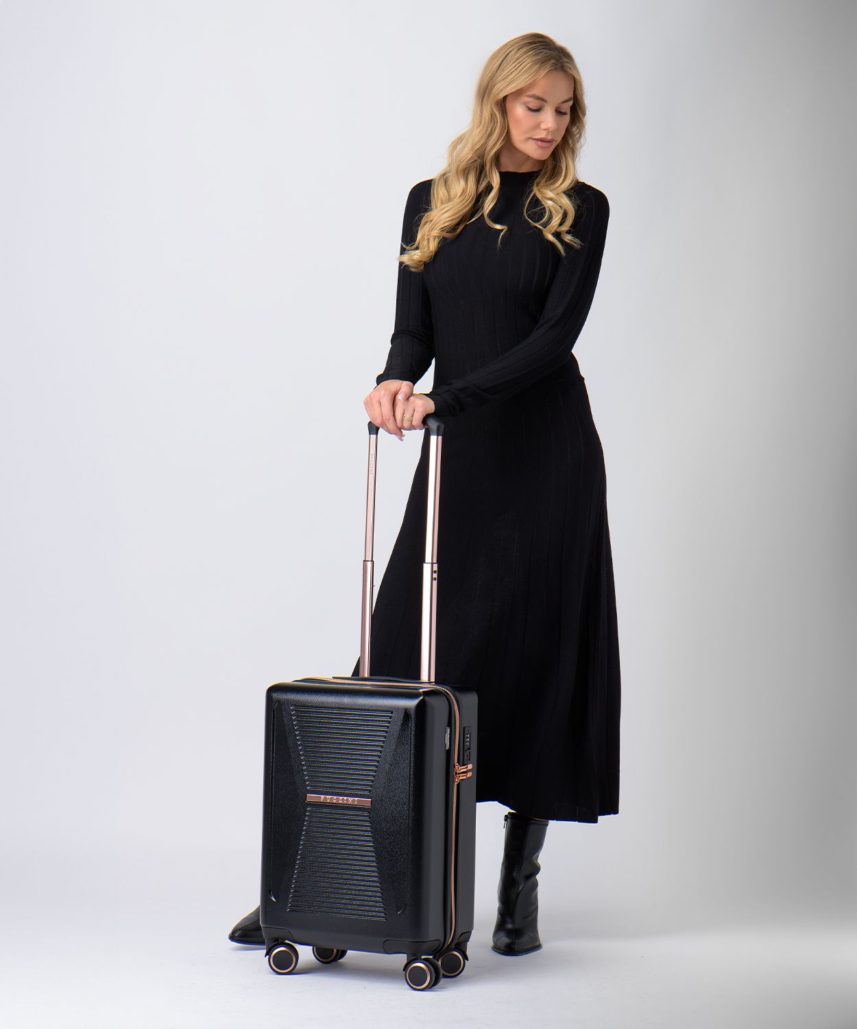 Čierny kabínový kufor s prvkami rose gold