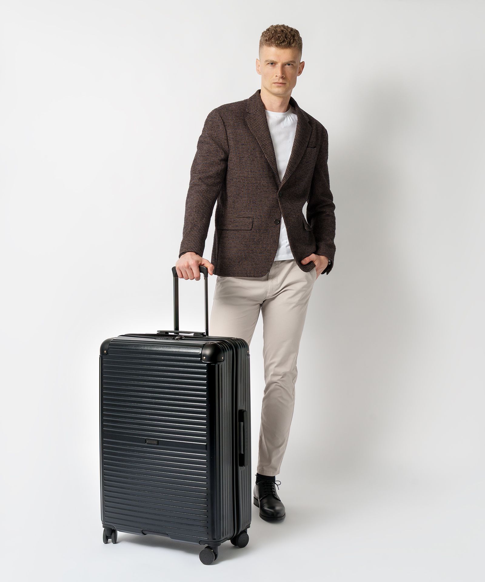 Veľký kufor na kolieskach s hliníkovými rohmi čierny