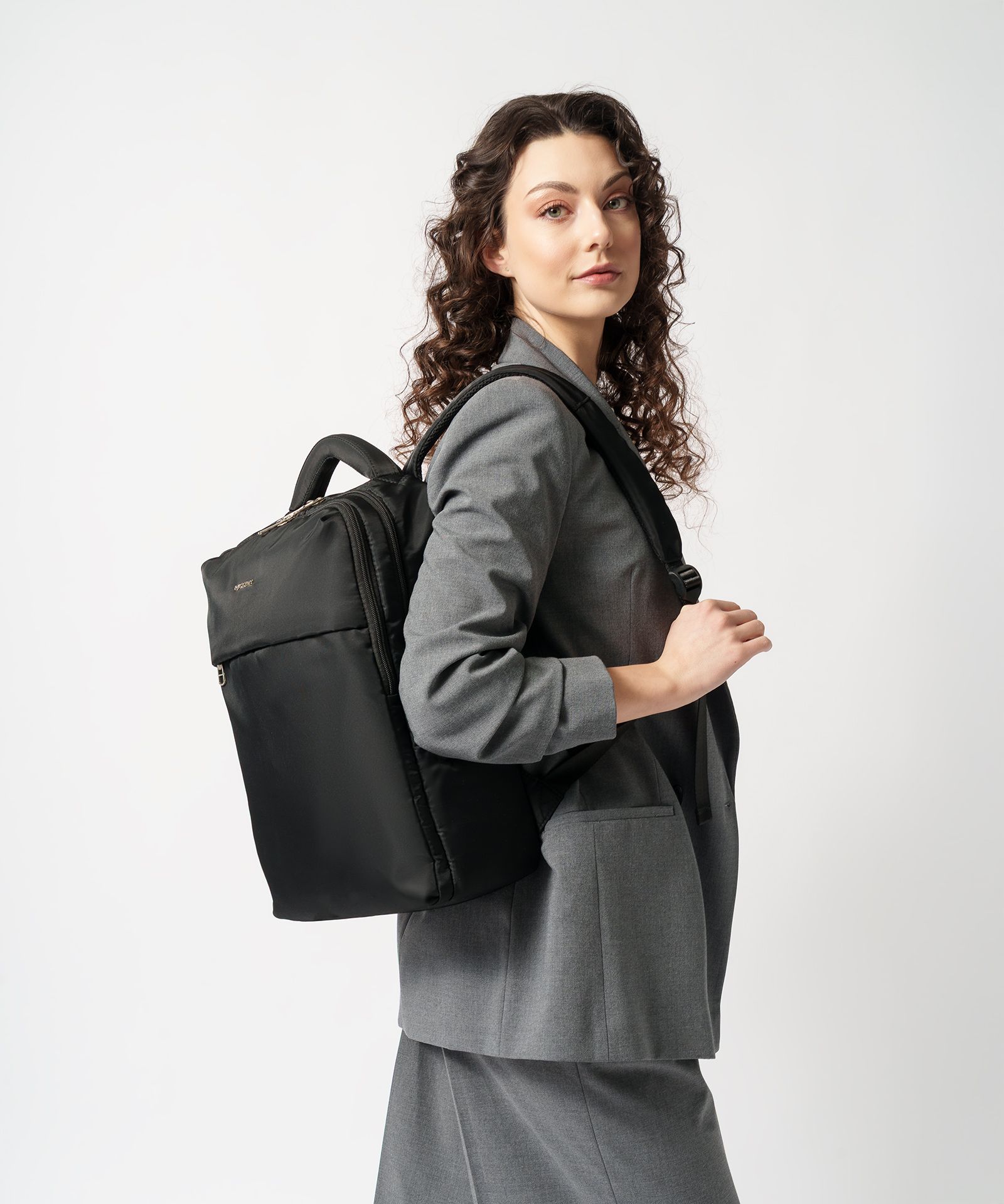 Čierny dvojkomorový batoh