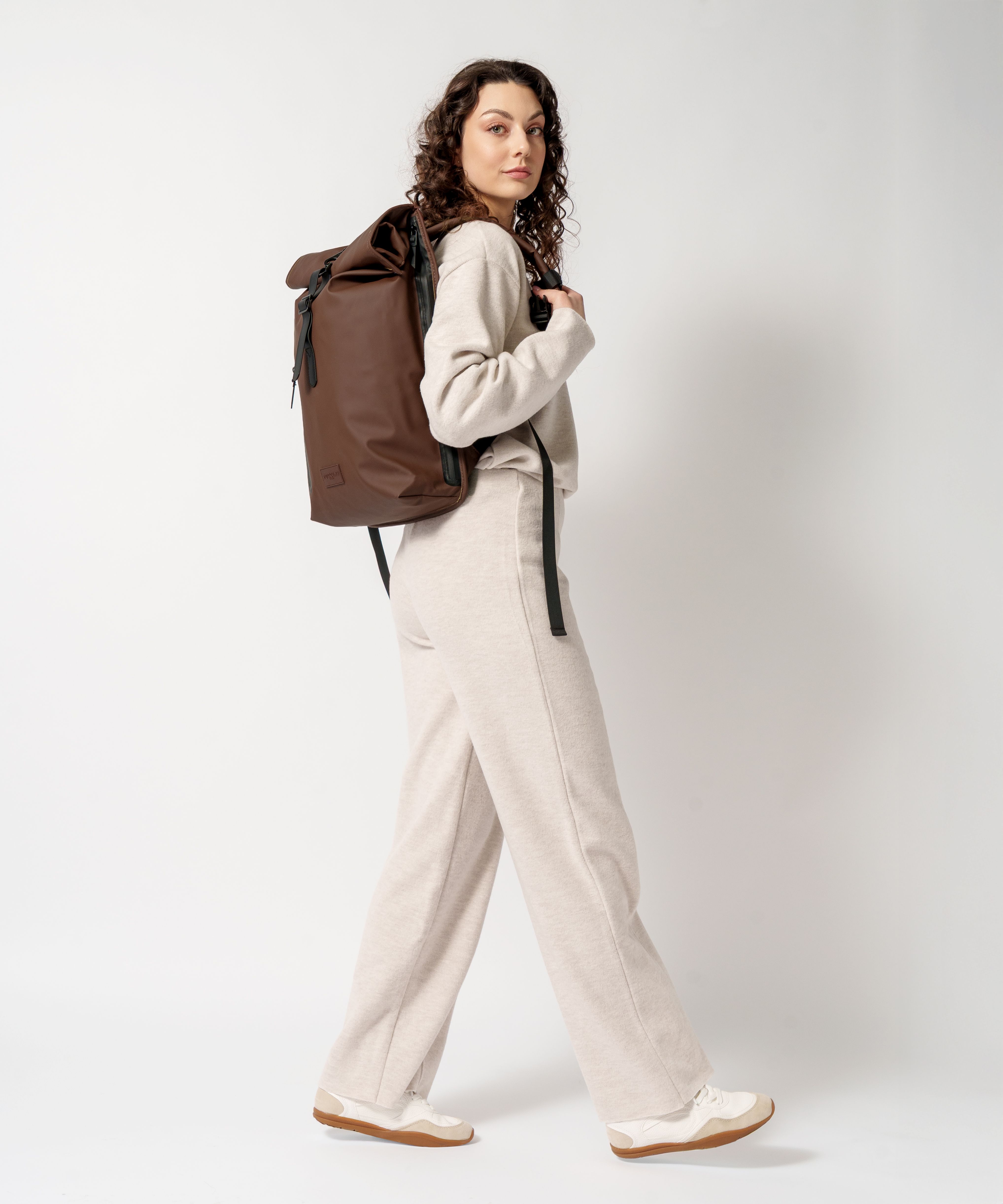 Mestský nepremokavý batoh s vreckom na notebook hnedý