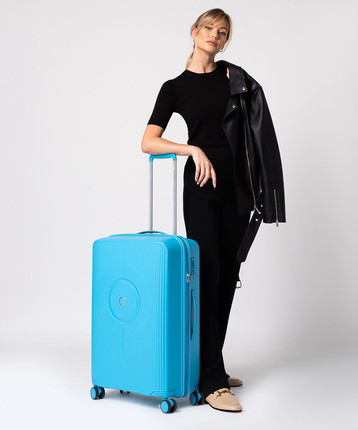 Stredný modrý polypropylénový kufor s kombinačným zámkom TSA