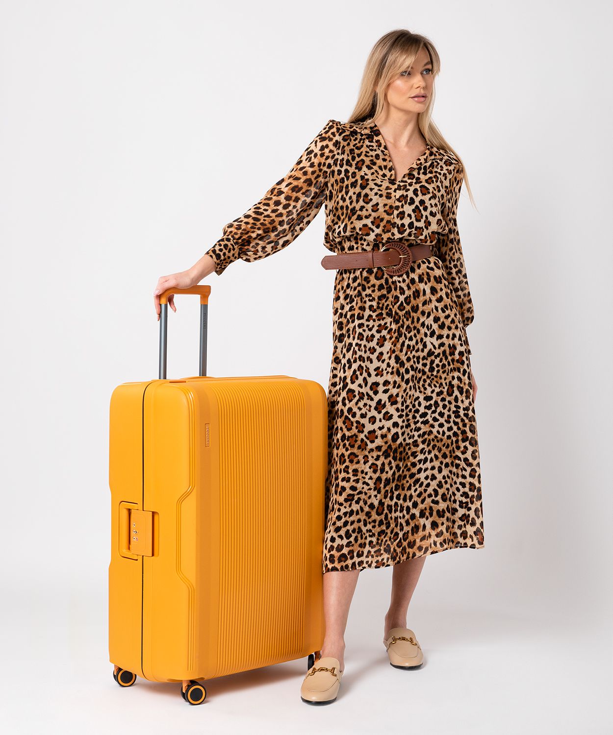 Veľký žltý kufor so zapínaním na pracky