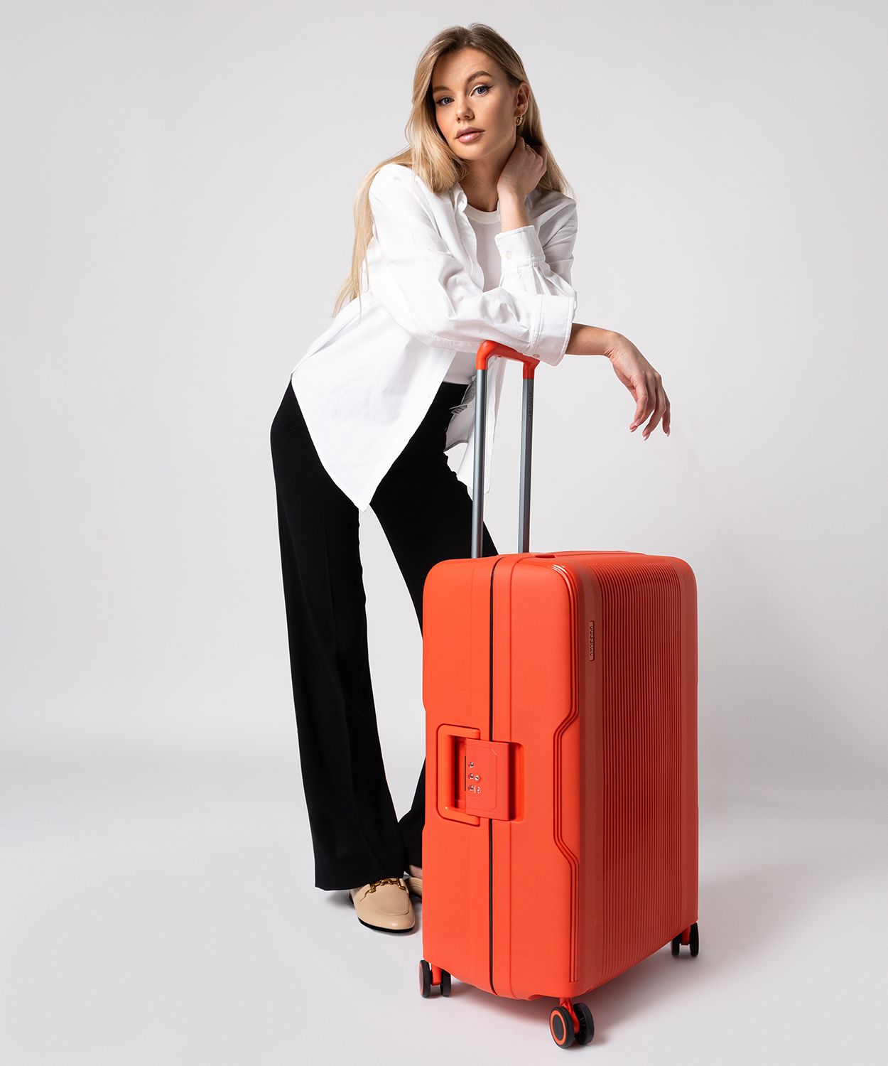 Stredný oranžový kufor so zapínaním na pracky